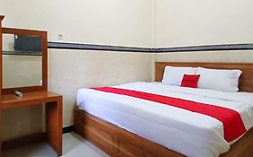 RedDoorz at Dien Homestay Syariah Alun-alun Pasuruan
